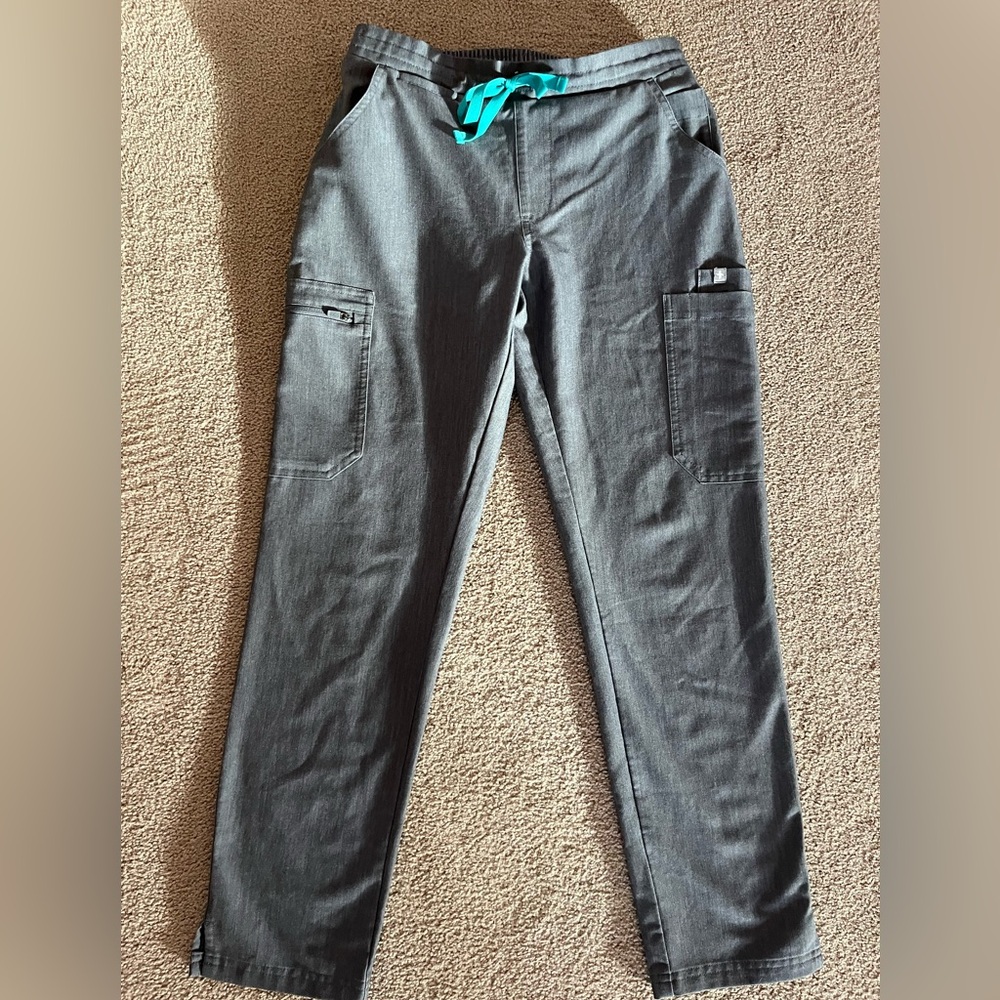 Women’s Figs technical straight leg scrub pants. Size XS/P 10 pockets total